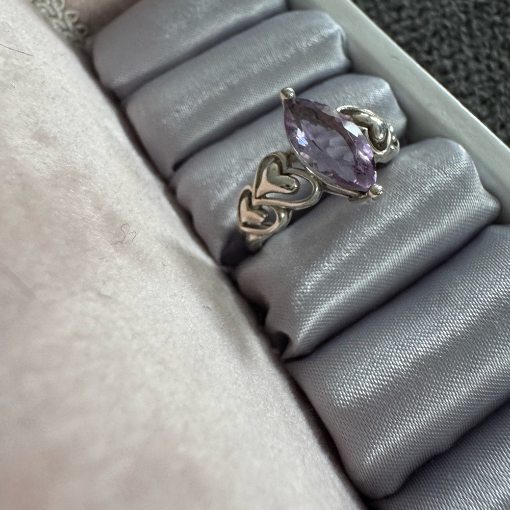 Elegant 925 Sterling Silver and genuine Amethyst heart ring. - Picture 3 of 15